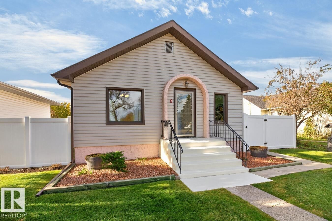 Property Photo:  6 Mont Clare Place  AB T8N 1K9 