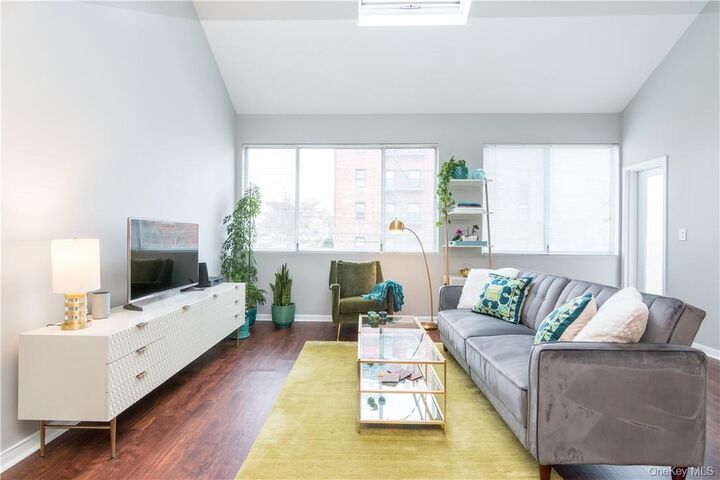 Property Photo:  100 Chatterton Avenue 6  NY 10606 