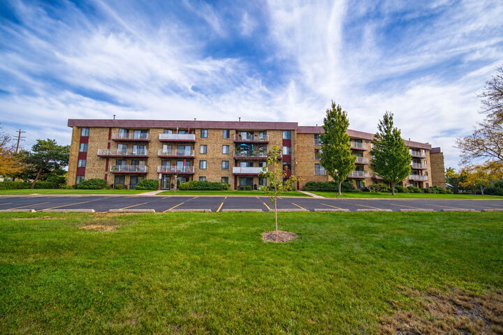 Property Photo:  5400 Astor Lane 103  IL 60008 