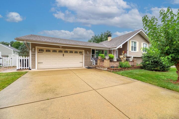 Property Photo: 258 Cunningham Lane IL 60108