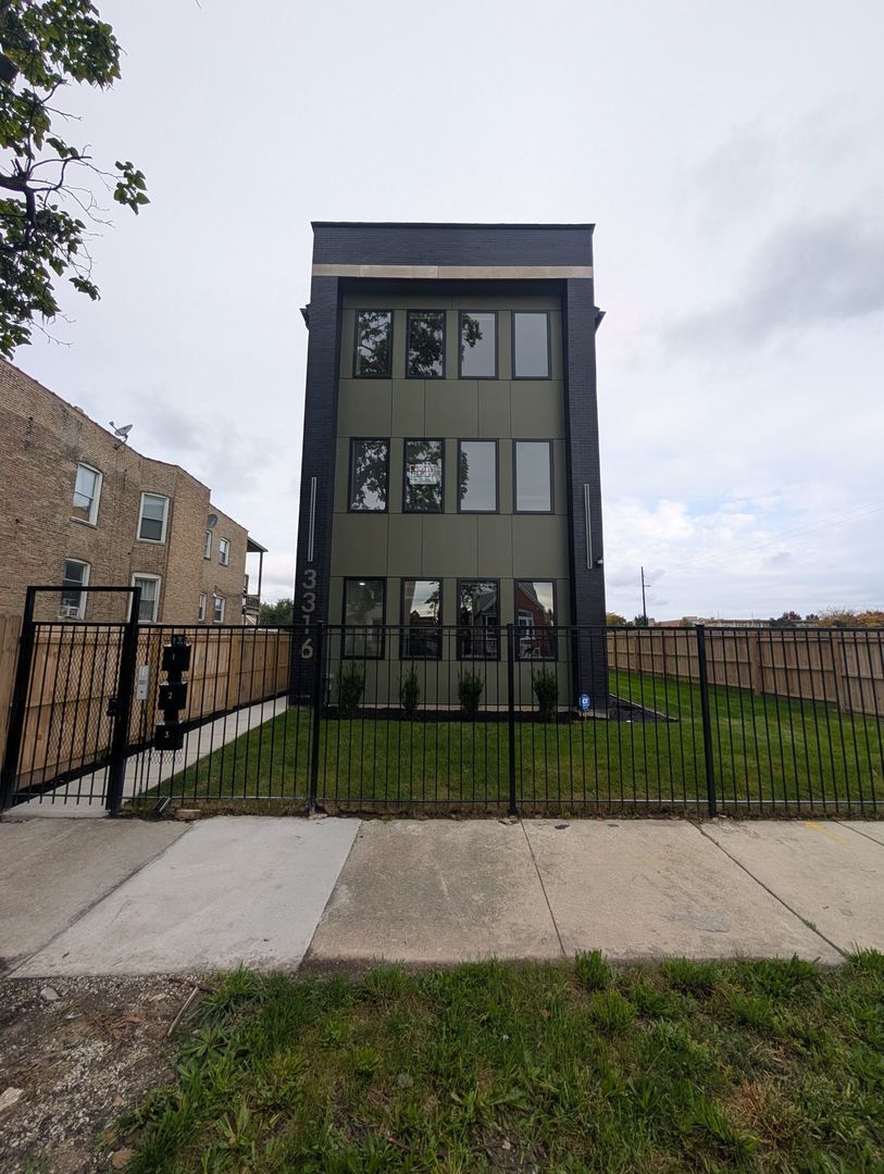 Property Photo:  3316 W Adams Street 2  IL 60624 