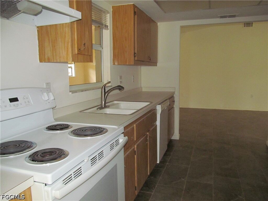 Property Photo: 19486 Poppytree Court FL 33936
