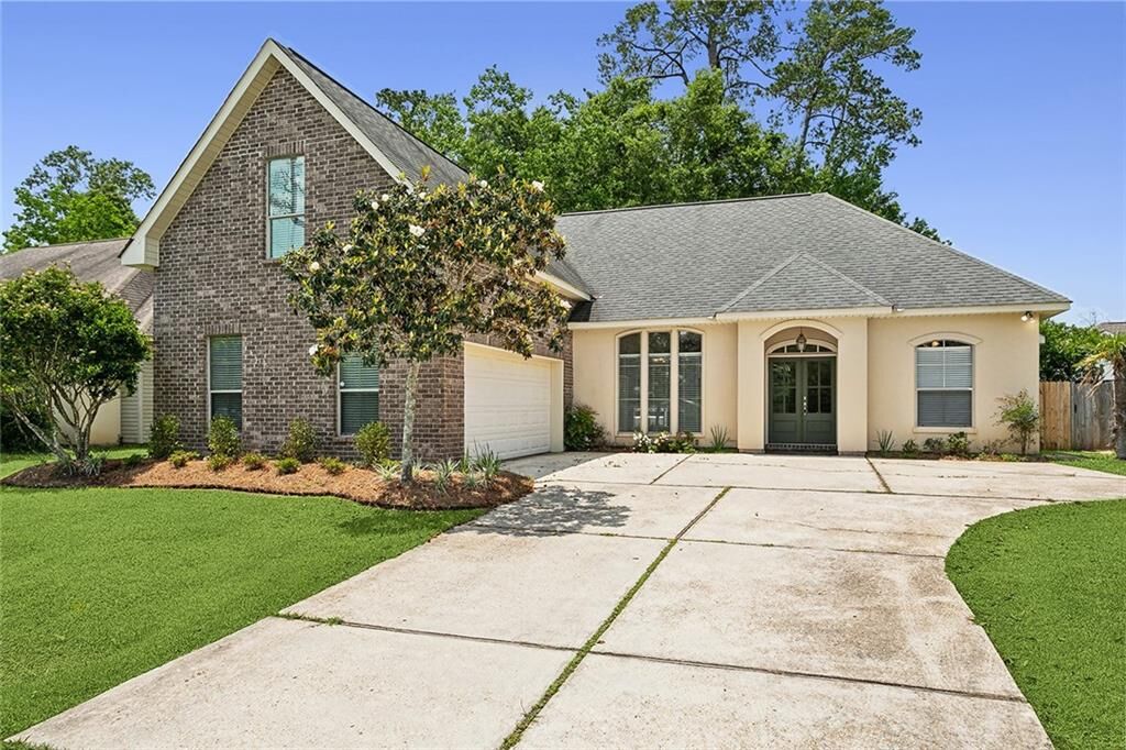 Property Photo: 218 Stonebridge Cove LA 70447