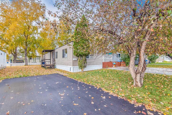 Property Photo: 4000 13 Avenue SE 200 AB T1B 1J3