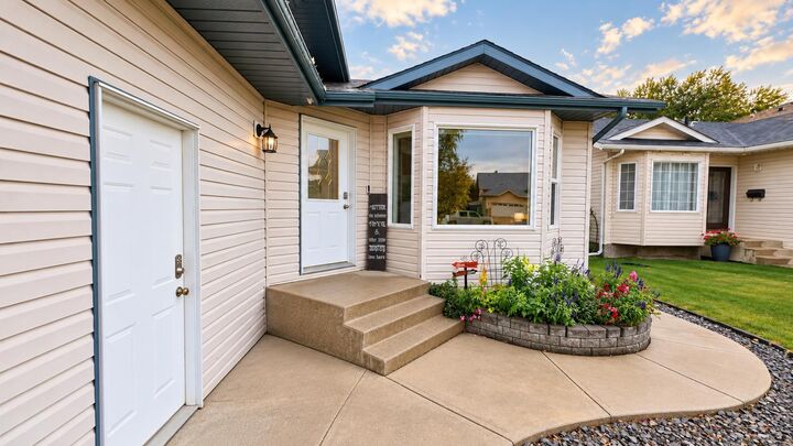 Property Photo:  8805 118 Avenue  AB T8X 1M3 