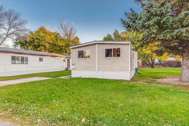 Property Photo: 4000 13 Avenue SE 42 AB T1B 1J3