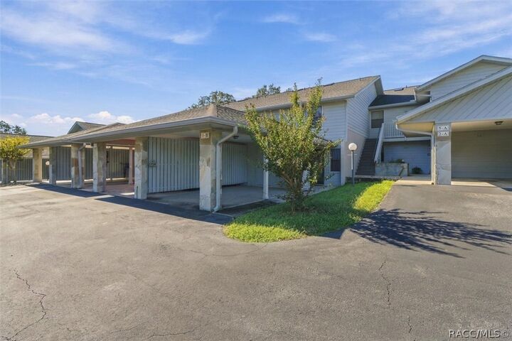 Property Photo: 690 E Gilchrist Court FL 34442