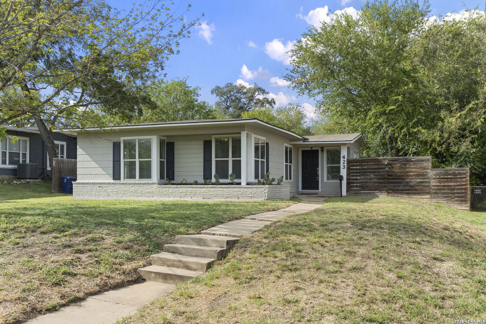 Property Photo: 423 Karen Ln TX 78209