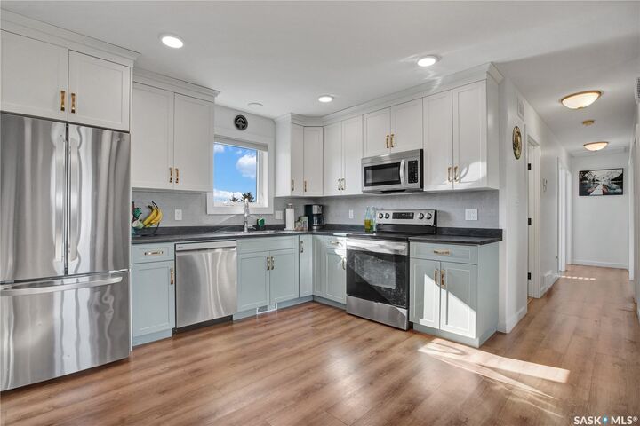 Property Photo:  204 Willow Crescent  SK S0K 4R0 