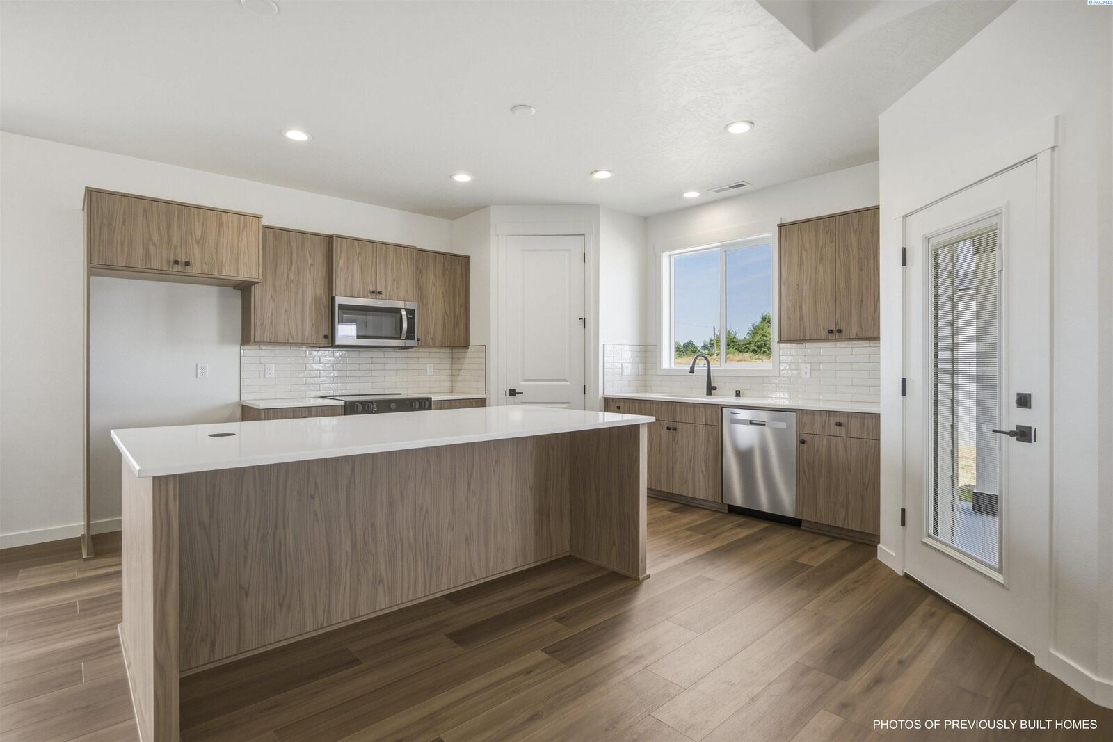 Property Photo:  200 Scott Rd  WA 99350 