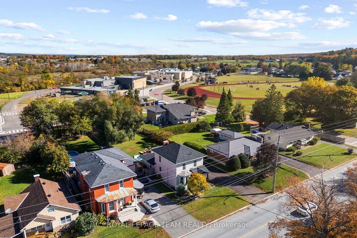 Property Photo:  729 Raglan Street S  ON K7V 1S3 