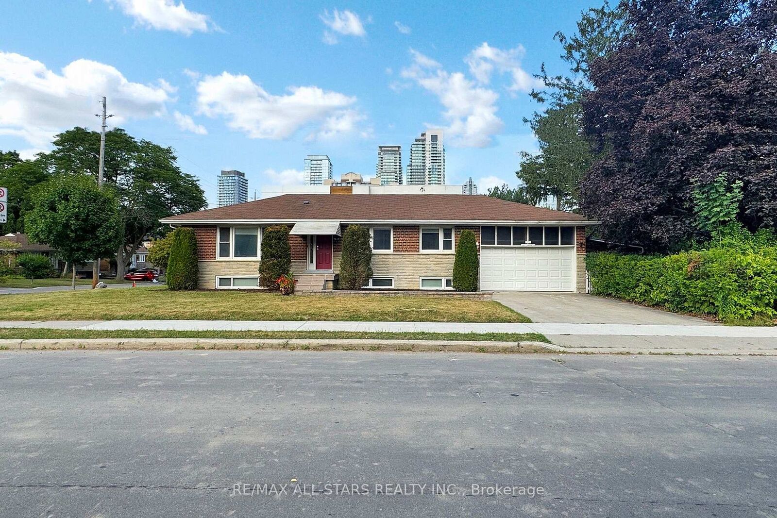 Property Photo:  105 Betty Ann Drive  ON M2N 1X1 