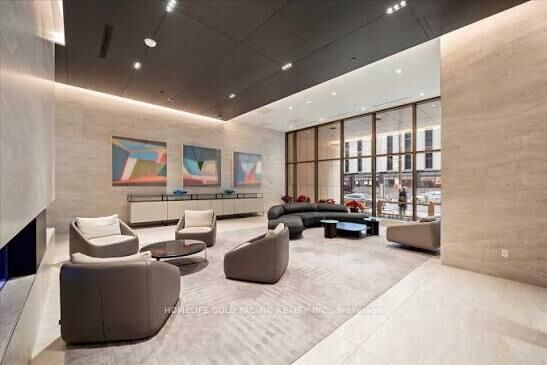 Property Photo:  2221 Yonge Street E 1807  ON M4S 2B4 