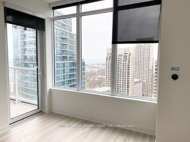 Property Photo:  19 Bathurst Street 3015  ON M6A 2E1 