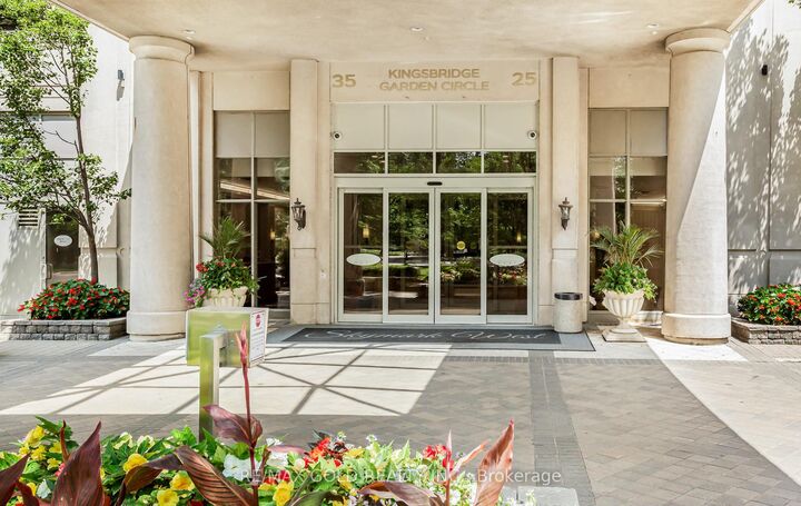 Property Photo:  25 Kingsbridge Grdn Circle 224  ON L5R 4B1 