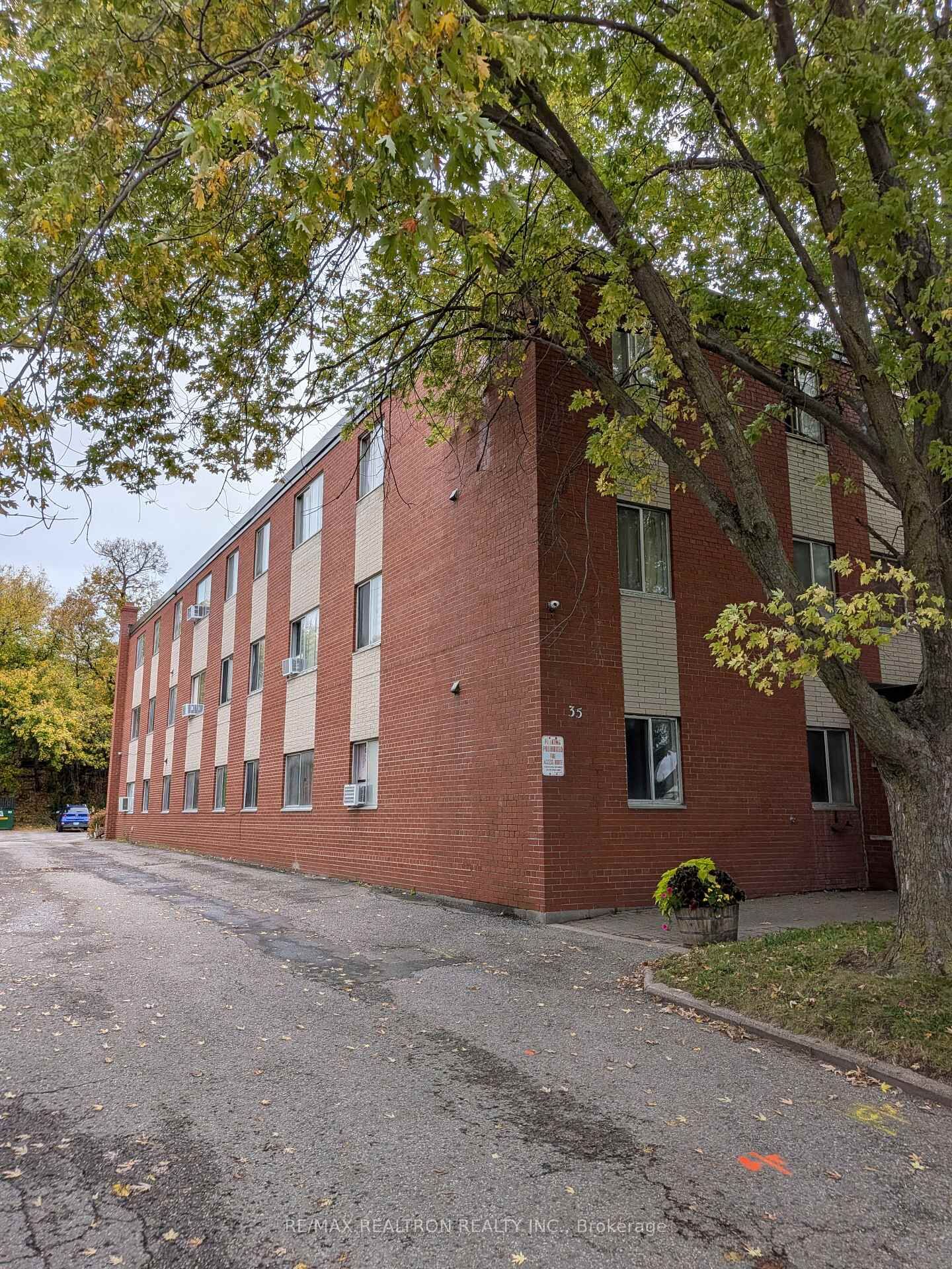 Property Photo: 35 Huron Heights Drive 15 ON L3Y 3J8