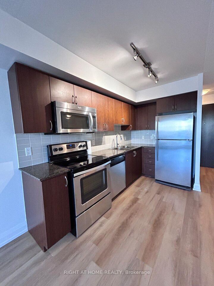 Property Photo:  370 Highway 7 Avenue E 817  ON L4B 0C4 