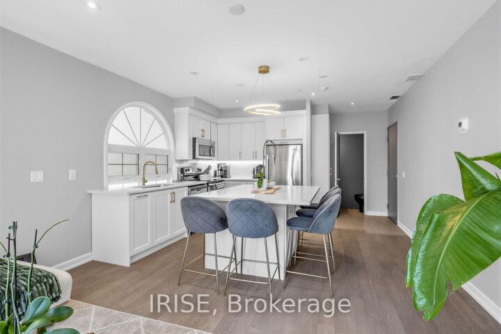 Property Photo:  539 Jarvis Street Ph8  ON M4Y 2H7 