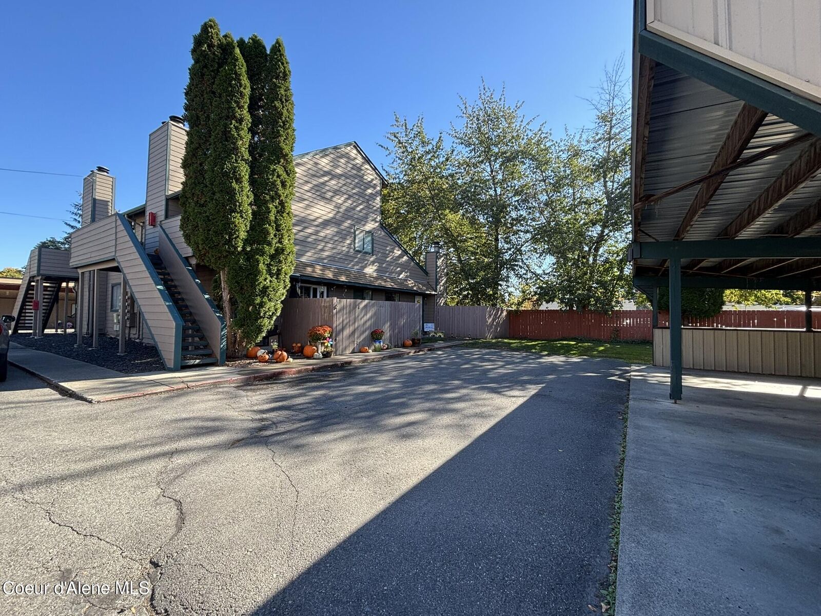 Property Photo:  124 E Willow Tree Ln  ID 83835 