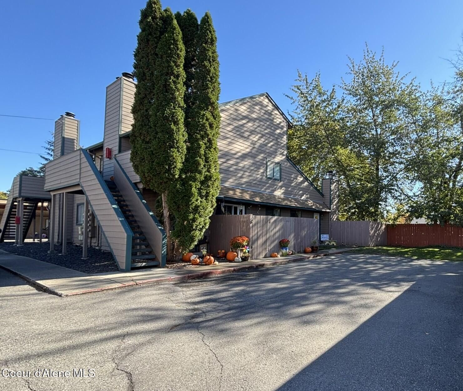 Property Photo:  124 E Willow Tree Ln  ID 83835 
