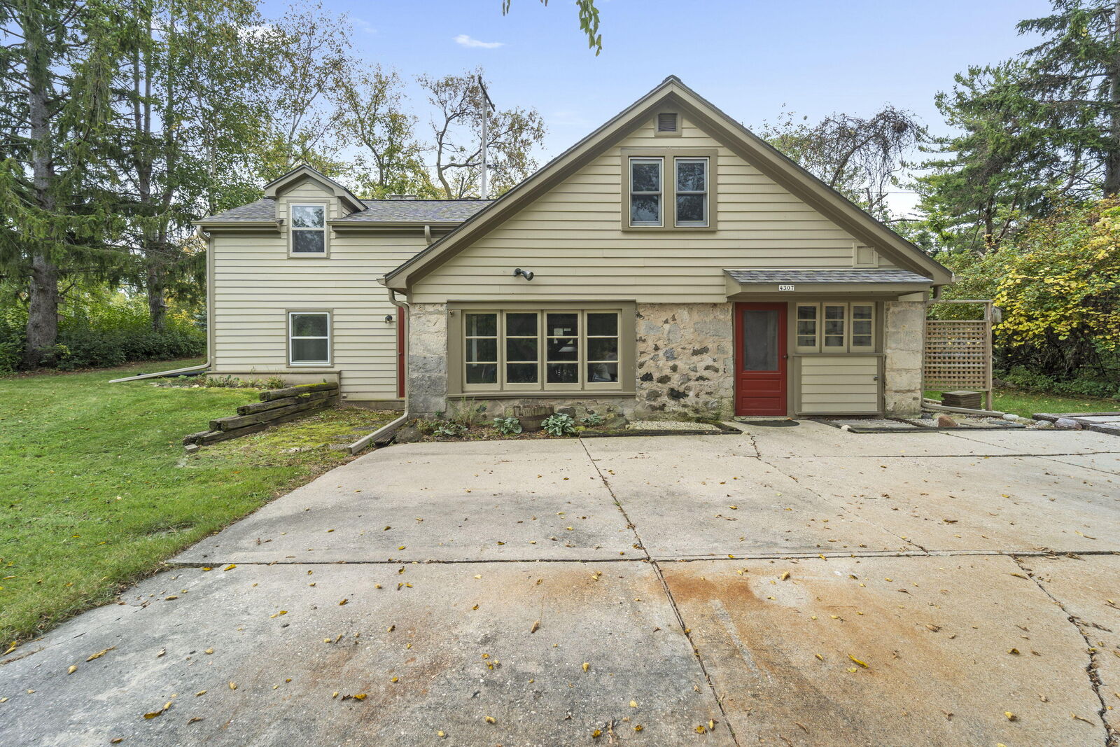 Property Photo: 4307 W Grace Ave WI 53092