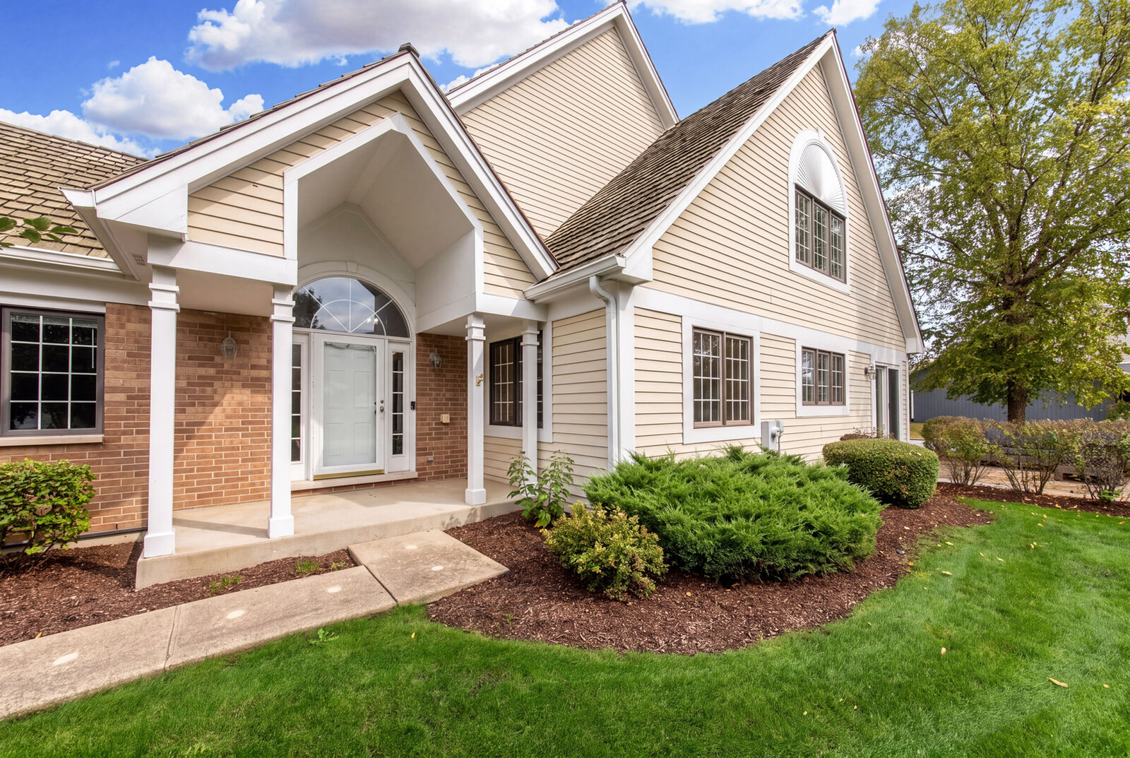 Property Photo:  820 Braeman Court  IL 60048 