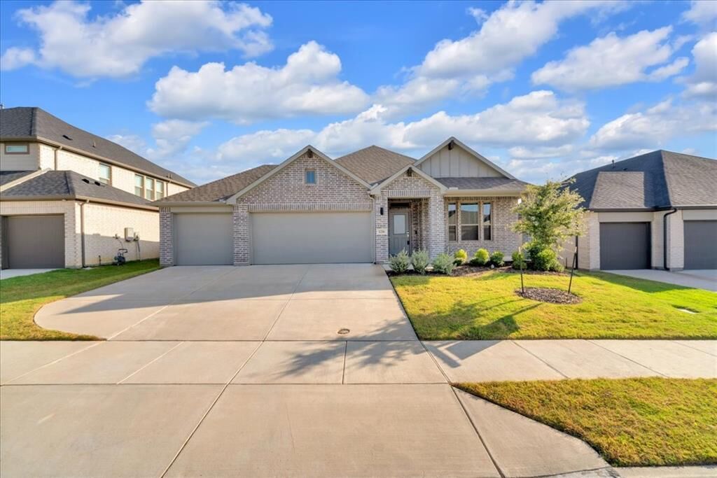 Property Photo: 1216 Nuevo Rancho Lane TX 76052