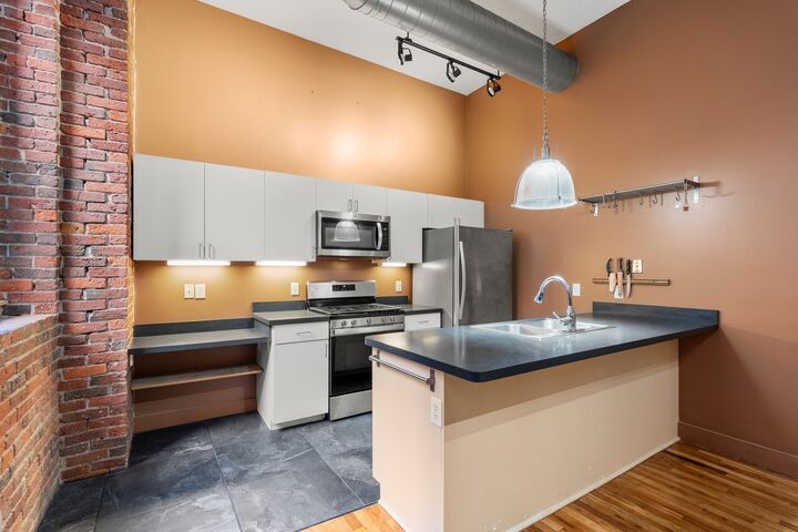 Property Photo:  13-17 Willow St 205  MA 01901 