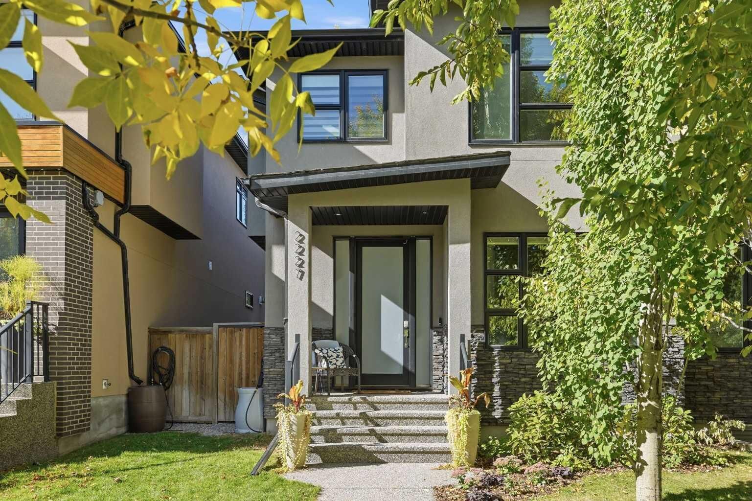 Property Photo:  2227 26 Street SW  AB T3E 2A4 