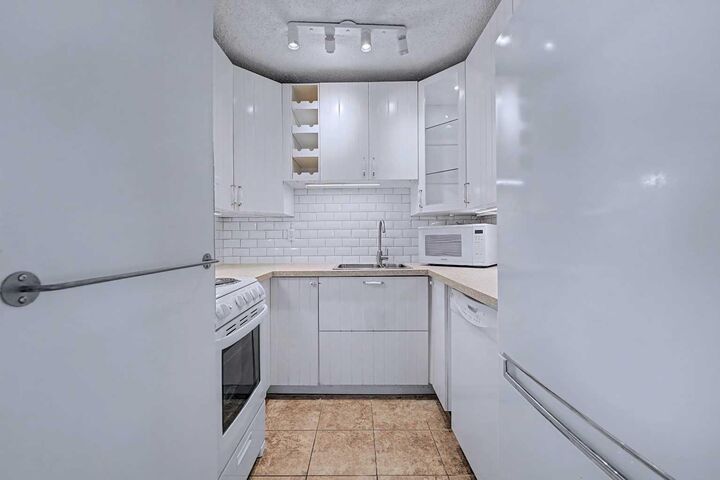 Property Photo:  5601 Dalton Drive NW 402C  AB T3A 2E2 