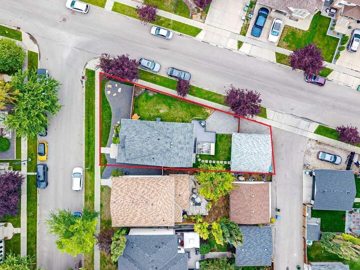 Property Photo:  108 Elgin Manor SE  AB T2Z 4N3 
