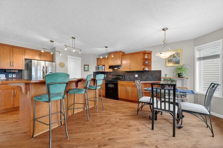 Property Photo:  35 Rockyledge Rise NW  AB T3G 5N1 