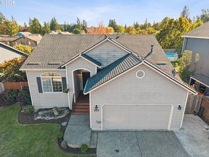 Property Photo:  664 SE 10th St  OR 97060 