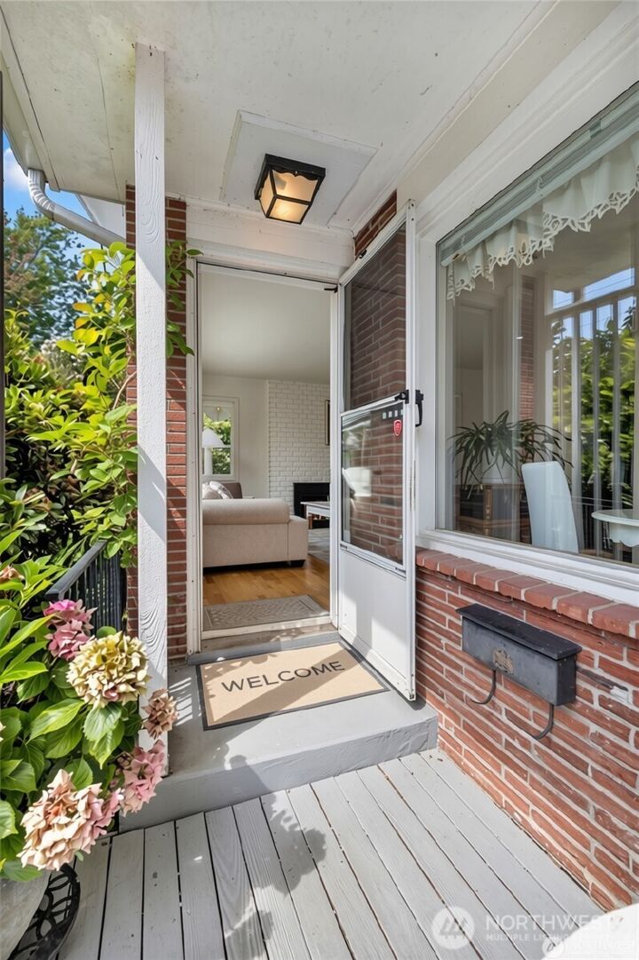 Property Photo:  1101 E 5th Street  WA 98223 