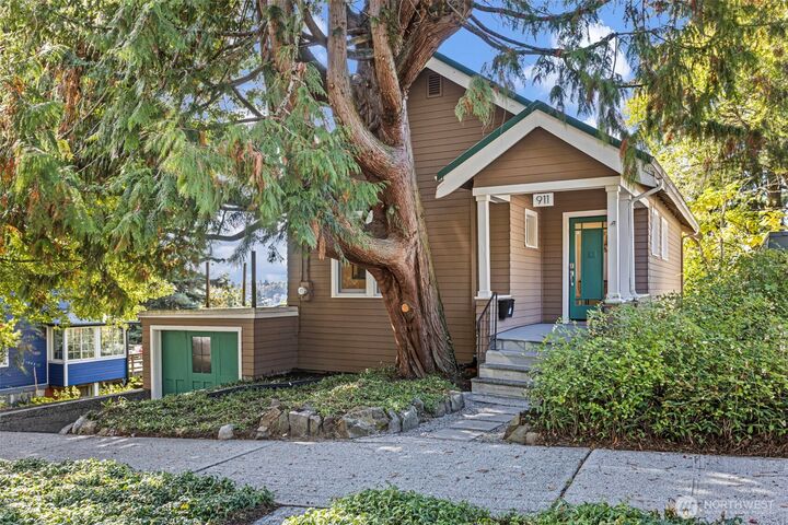 Property Photo:  911  Yakima Avenue S  WA 98144 