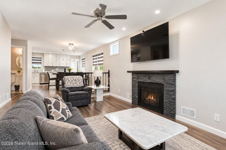 Property Photo:  194 Sommer Avenue  NY 10314 