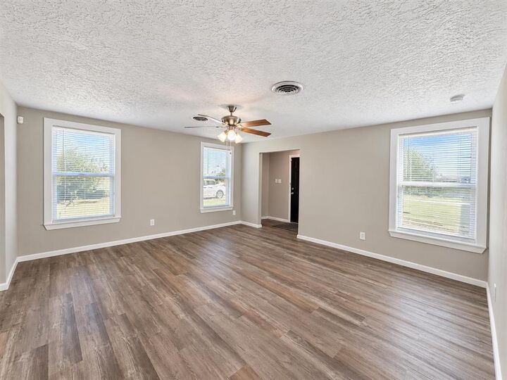 Property Photo: 715 S Division Street S LA 70634