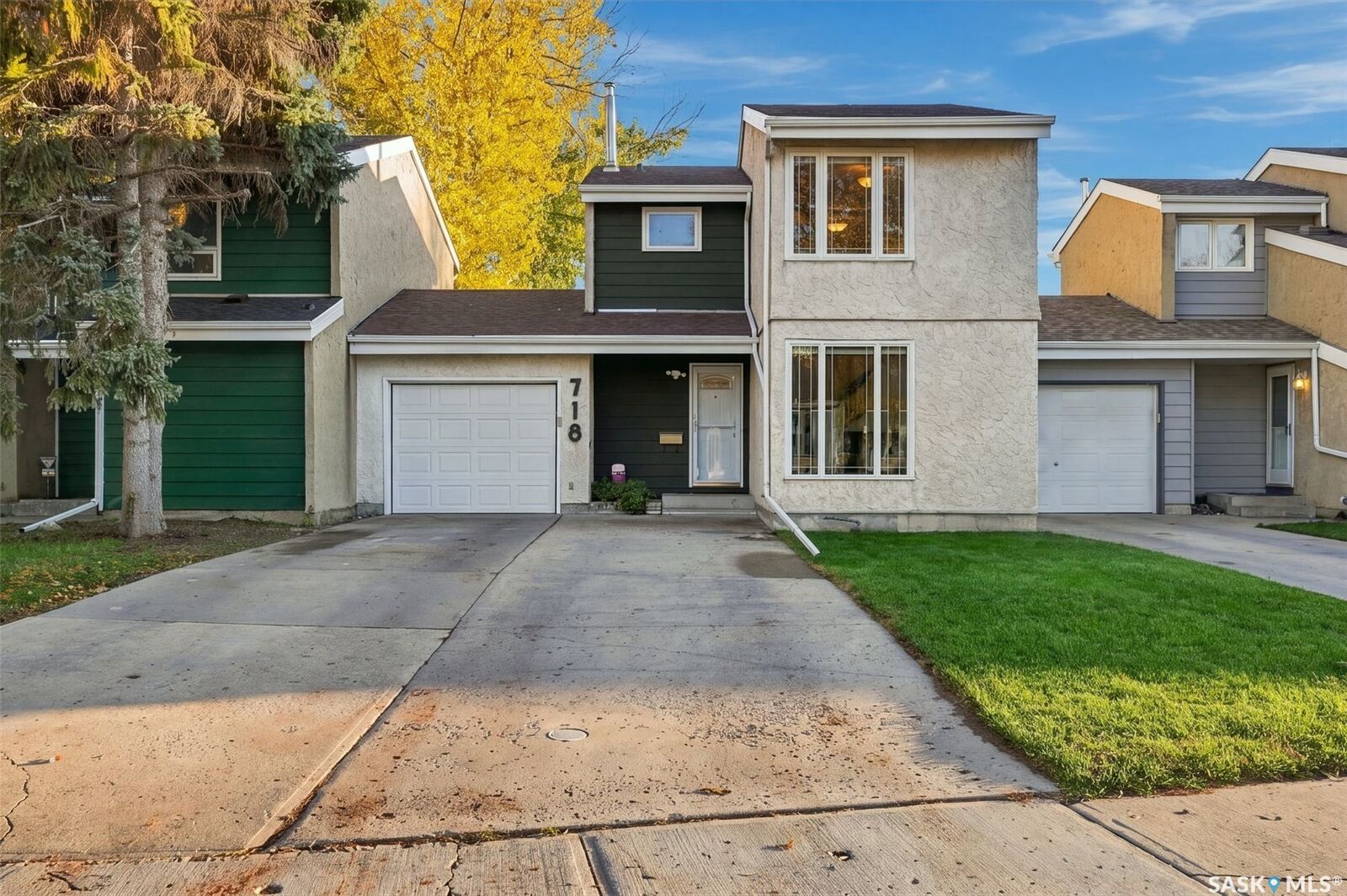 Property Photo:  718 Seymour Crescent N  SK S4X 2G3 