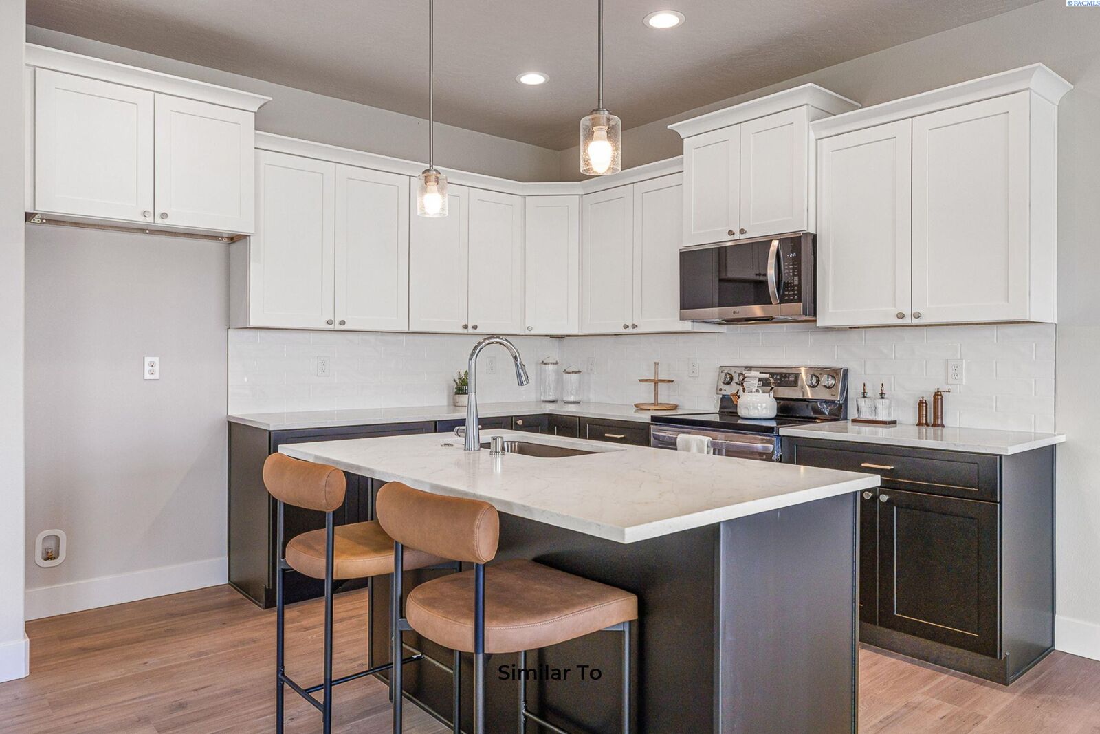 Property Photo:  7686 Grapevine Ct  WA 99353 