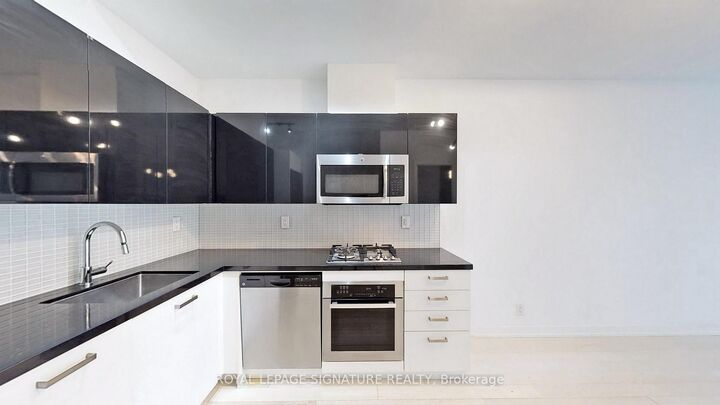 Property Photo:  39 Brant Street 203  ON M5V 0M8 