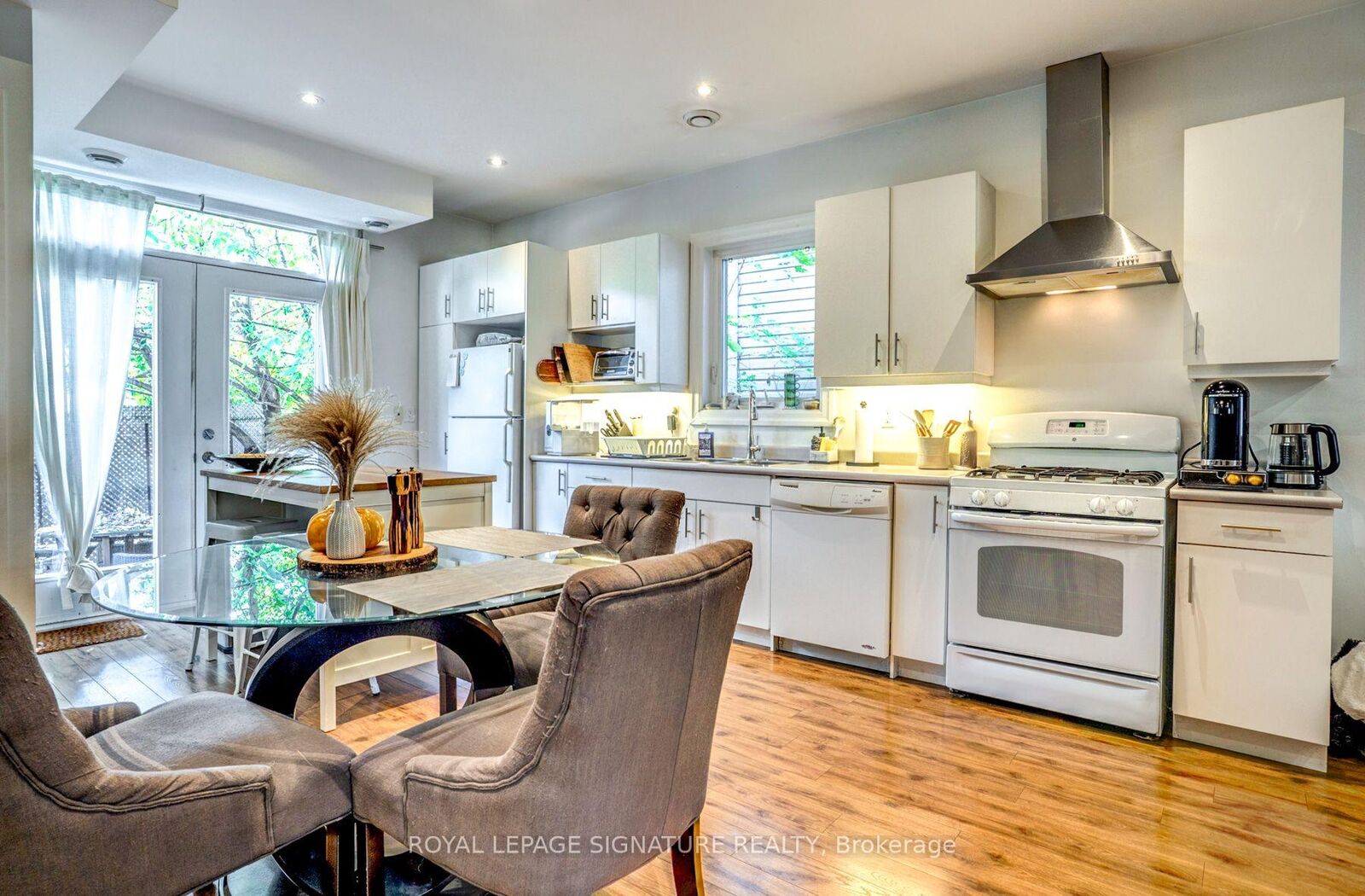 Property Photo:  753-755 Richmond Street W  ON M6J 1C4 