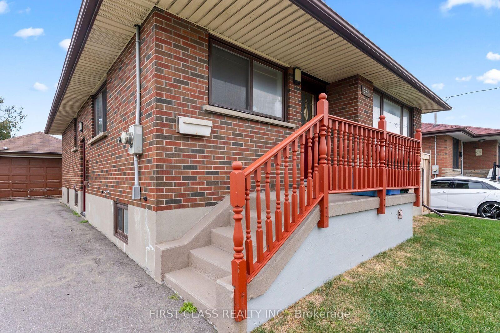 Property Photo:  284 Jackson Avenue  ON L1H 3C5 