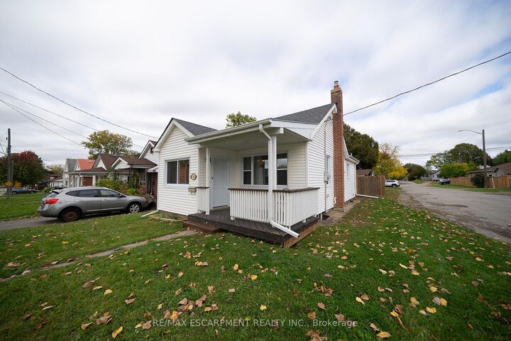 Property Photo:  364 Wellington Street  ON N3S 4A6 