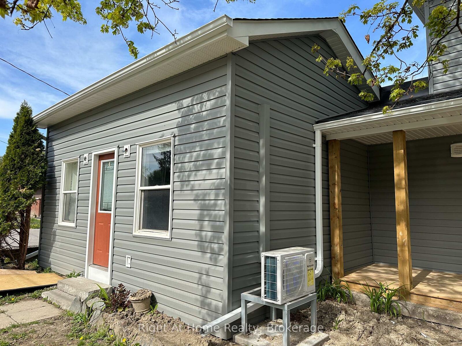 Property Photo:  1119 King Street Unit B  ON L1N 5A9 