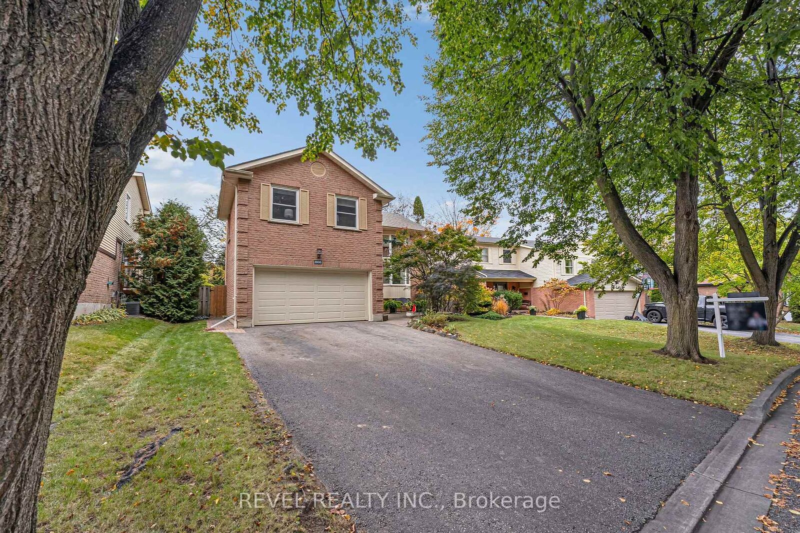 Property Photo:  806 Linden Court  ON L1N 6S8 
