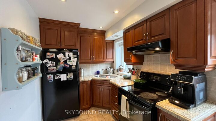 Property Photo:  157 Christie Street 2  ON M6G 3B3 