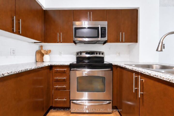 Property Photo:  2191 Yonge Street 3210  ON M4S 3H8 