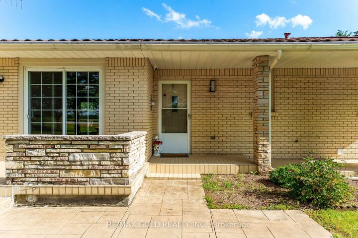 Property Photo:  2047 Hamilton Road  ON N6M 1G1 