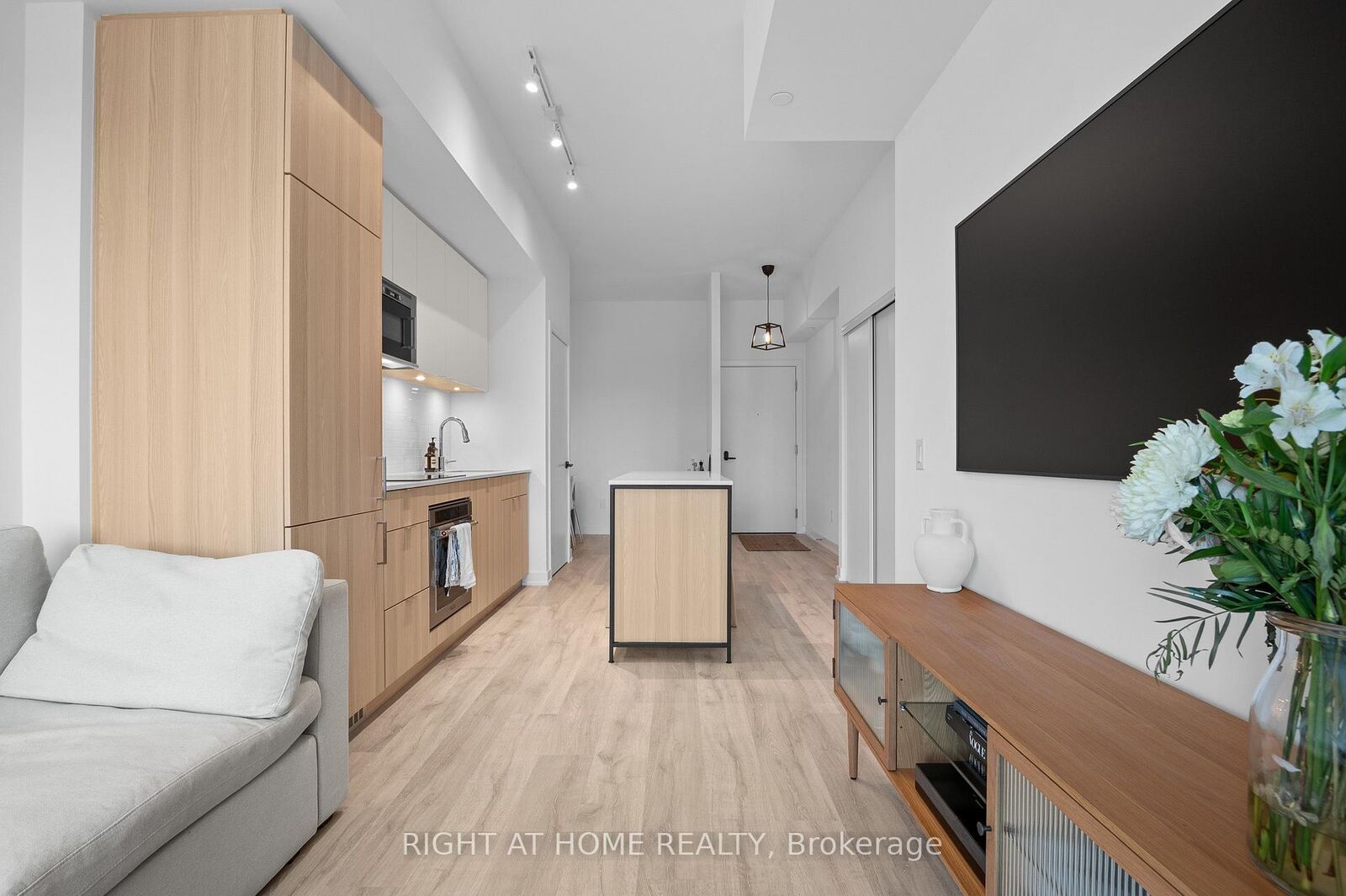 Property Photo:  220 Missinnihe Way  ON L5H 0A9 