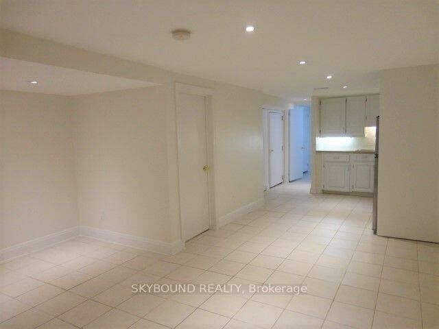 Property Photo:  190 Wineva Avenue Lower  ON M4E 2T4 